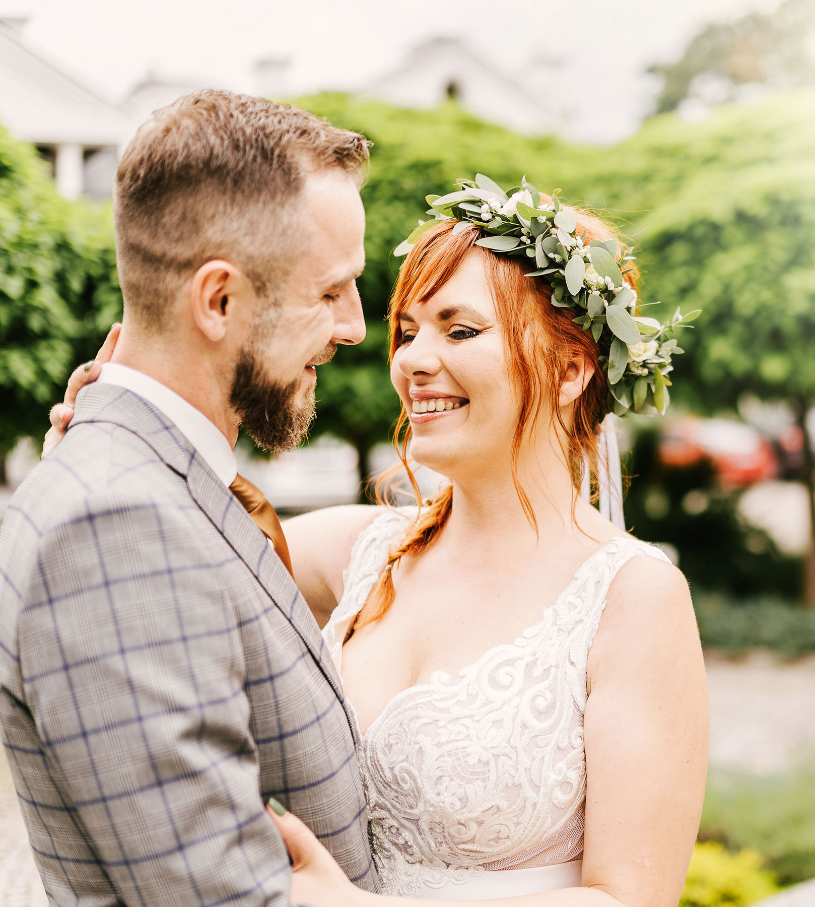 Para młoda patrząca na siebie z uśmiechem