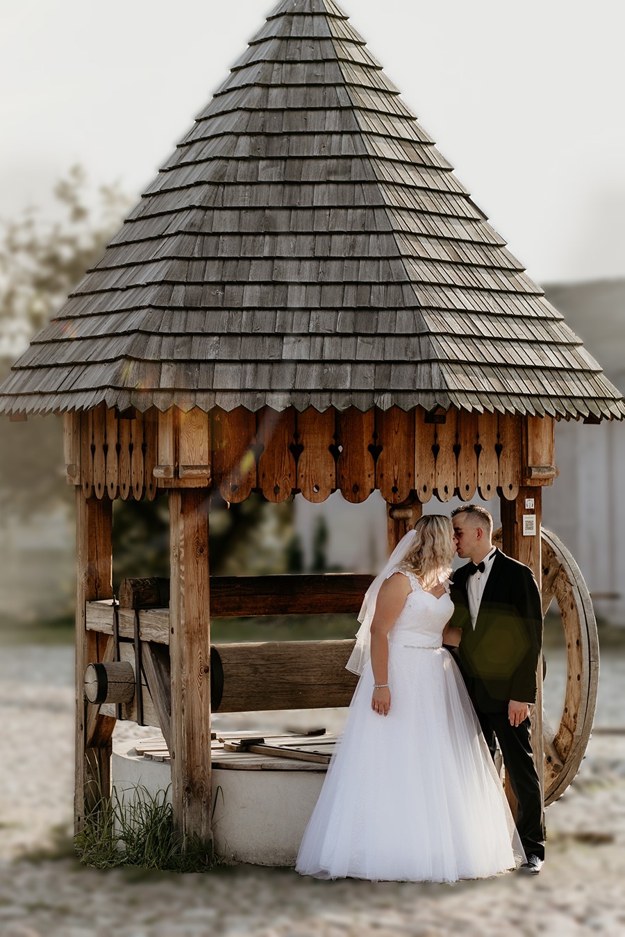 Nowożeńcy całujący się przy zabytkowej studni w Lublinie