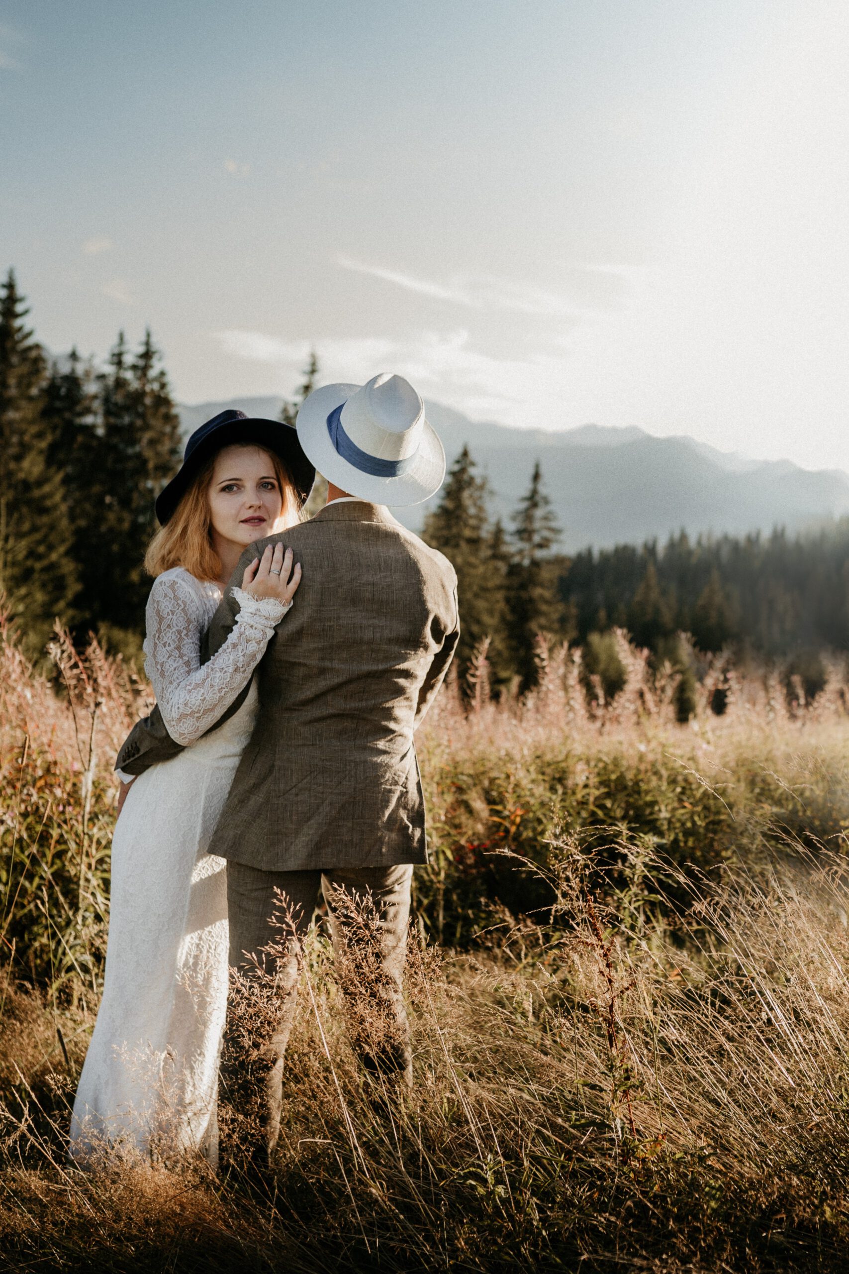 Para młoda w czułym uścisku