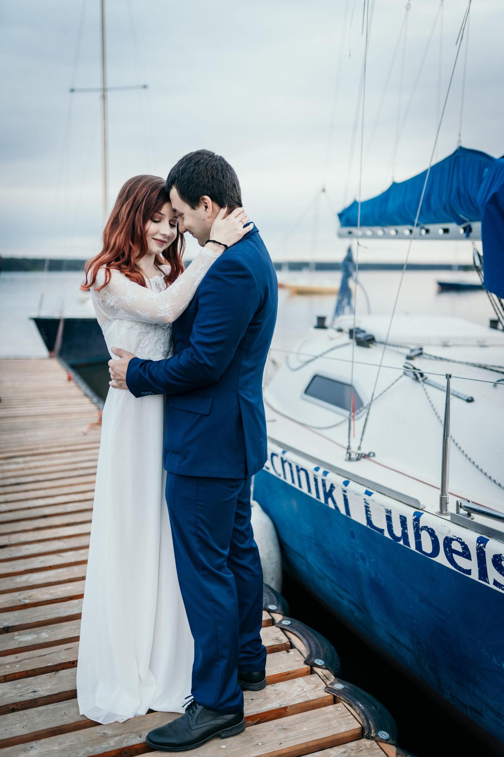 Para młoda z zamkniętymi oczami, dotykająca czołami