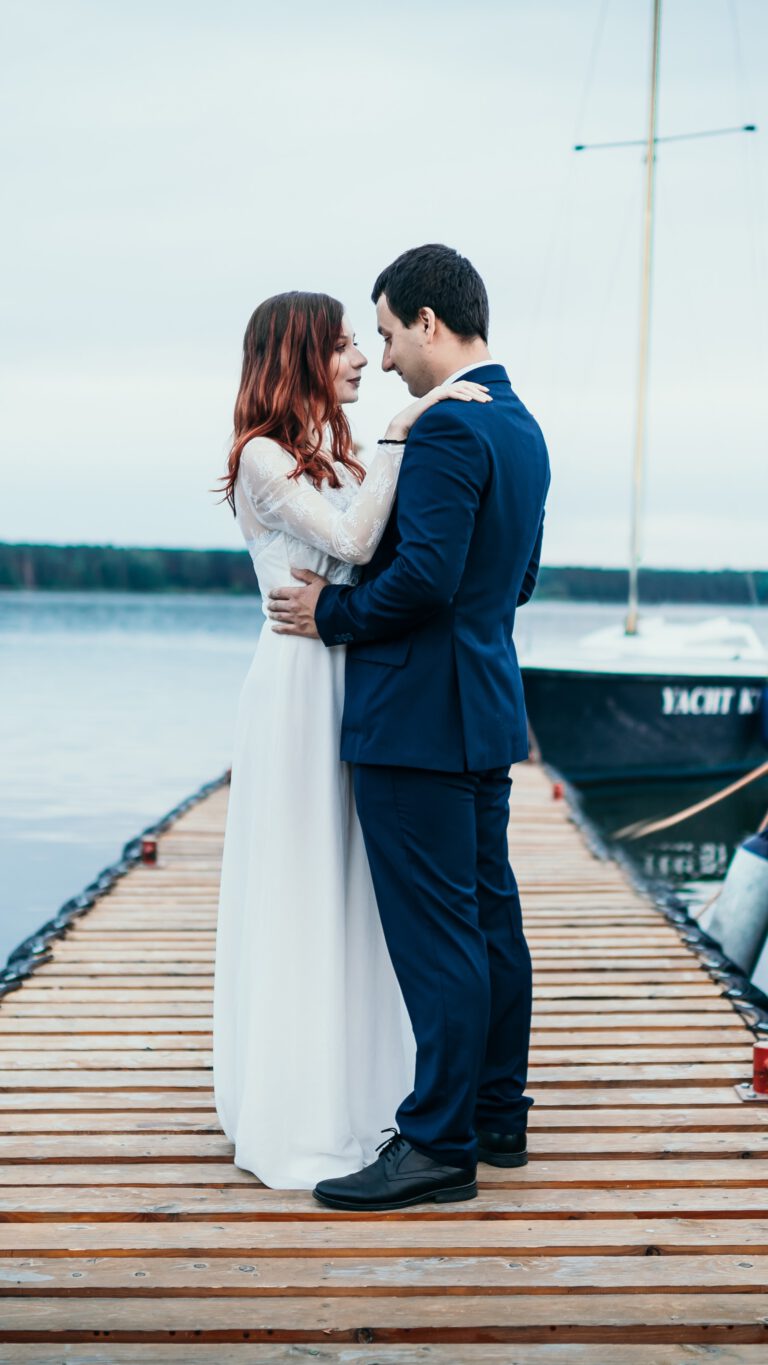 Uśmiechnięci nowożeńcy trzymający się za ręce