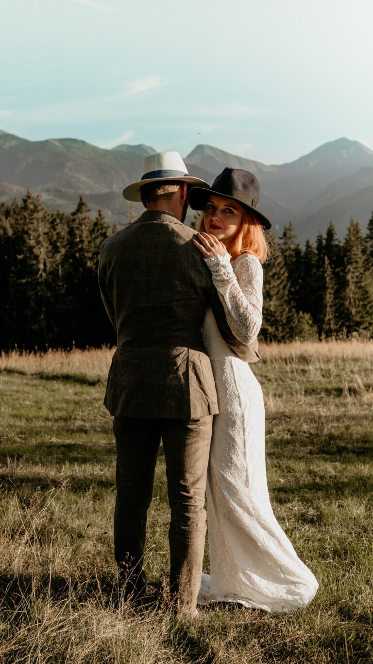 Stylowy portret pana młodego z uwagą na pannę młodą