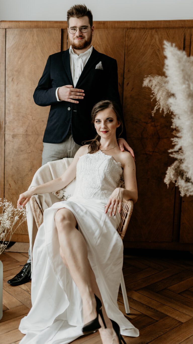 Para młoda patrząca w dal