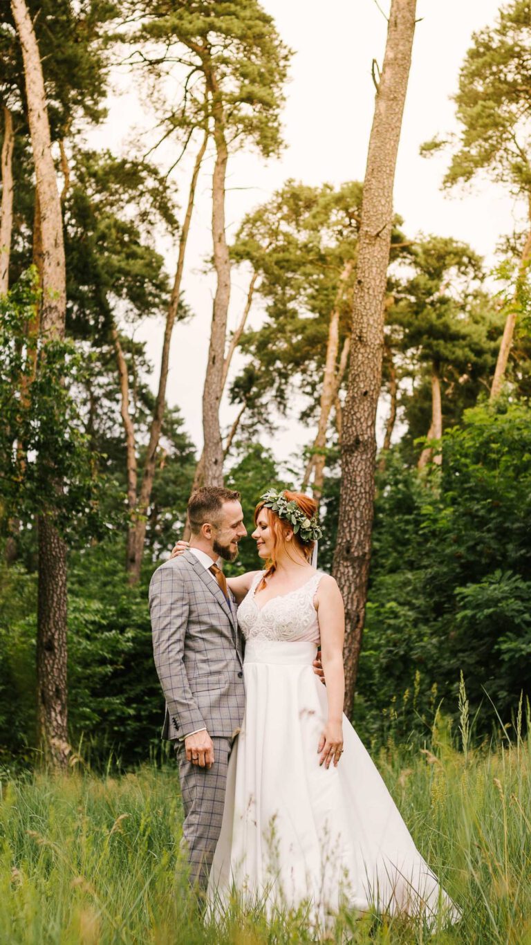 Młoda para w lesie podczas sesji plenerowej