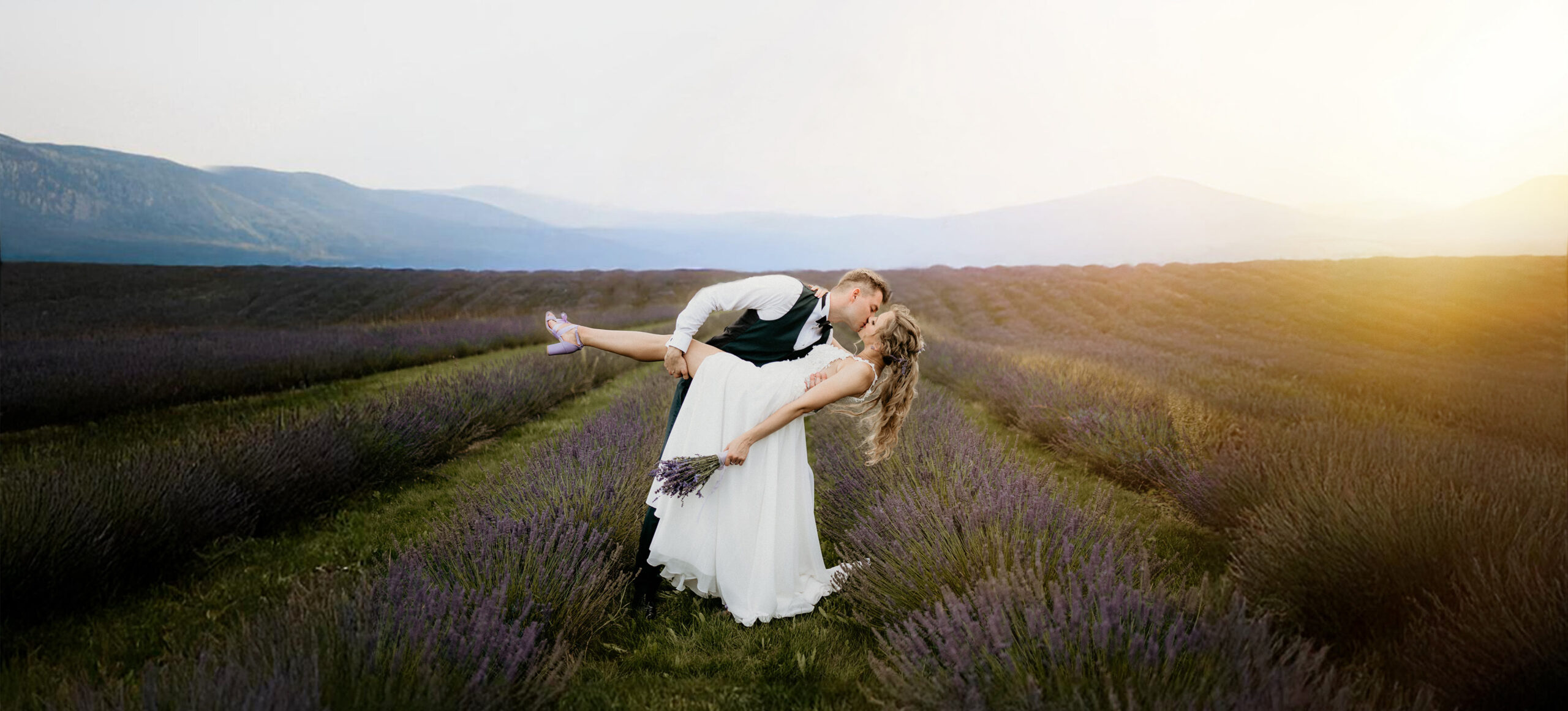 Para młoda na tle zielonej łąki