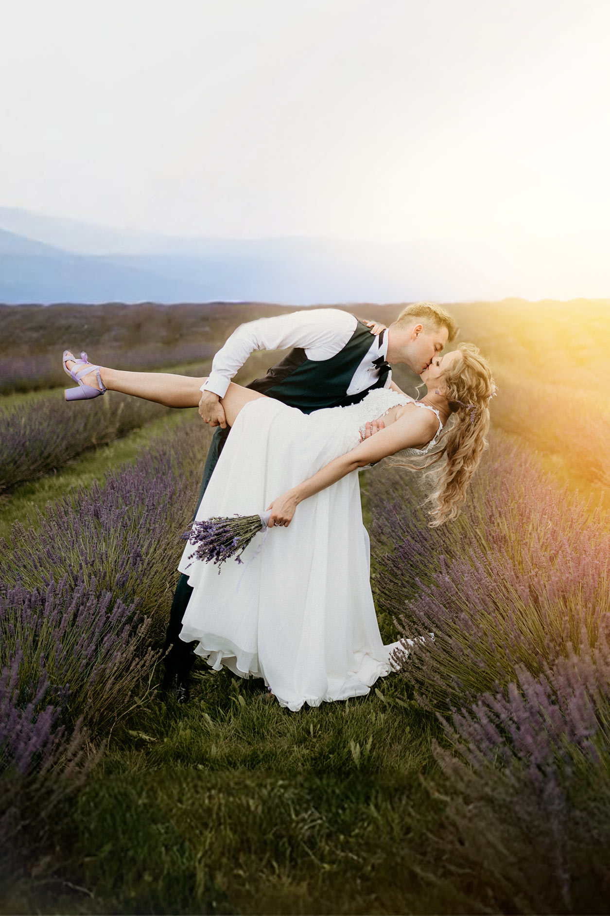 Para młoda na polu lawendy, tworząca piękne i kolorowe ujęcia ślubne wśród kwitnącej lawendy.