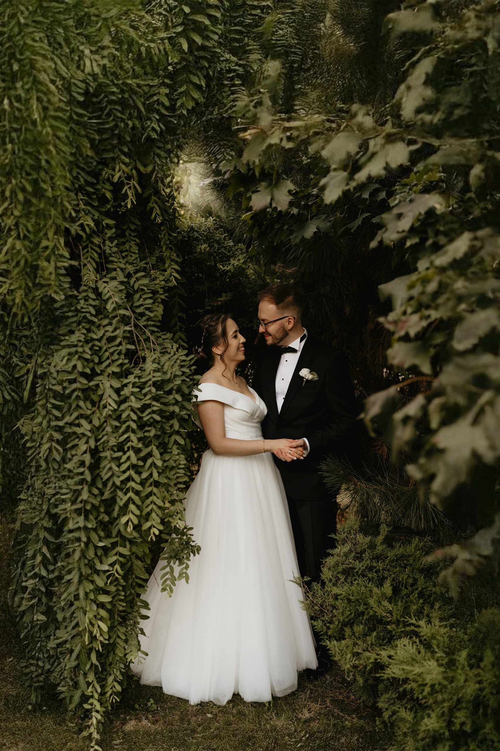 Para młoda w otoczeniu kwitnących drzew