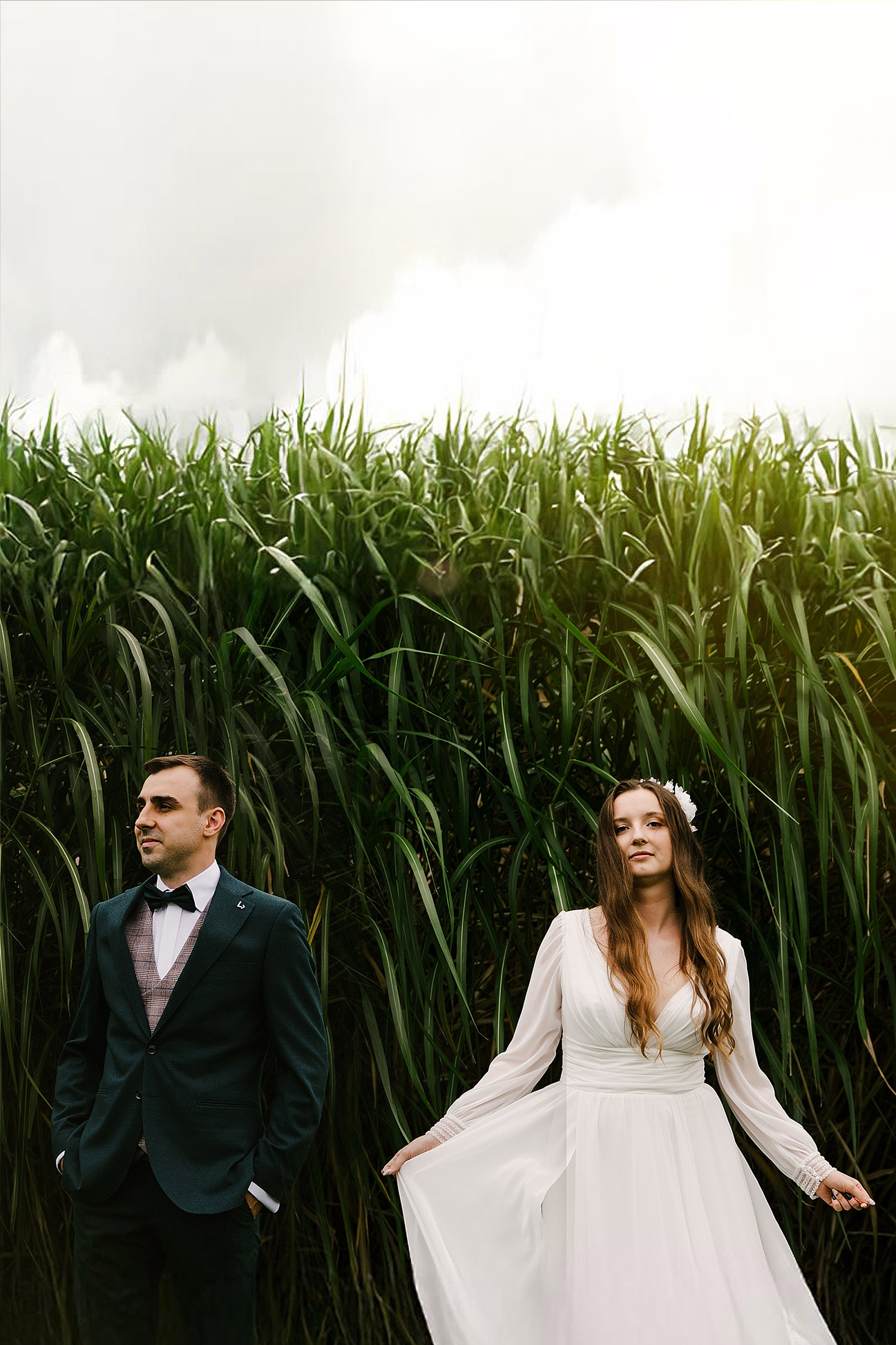 Para młoda w malowniczym ogrodzie