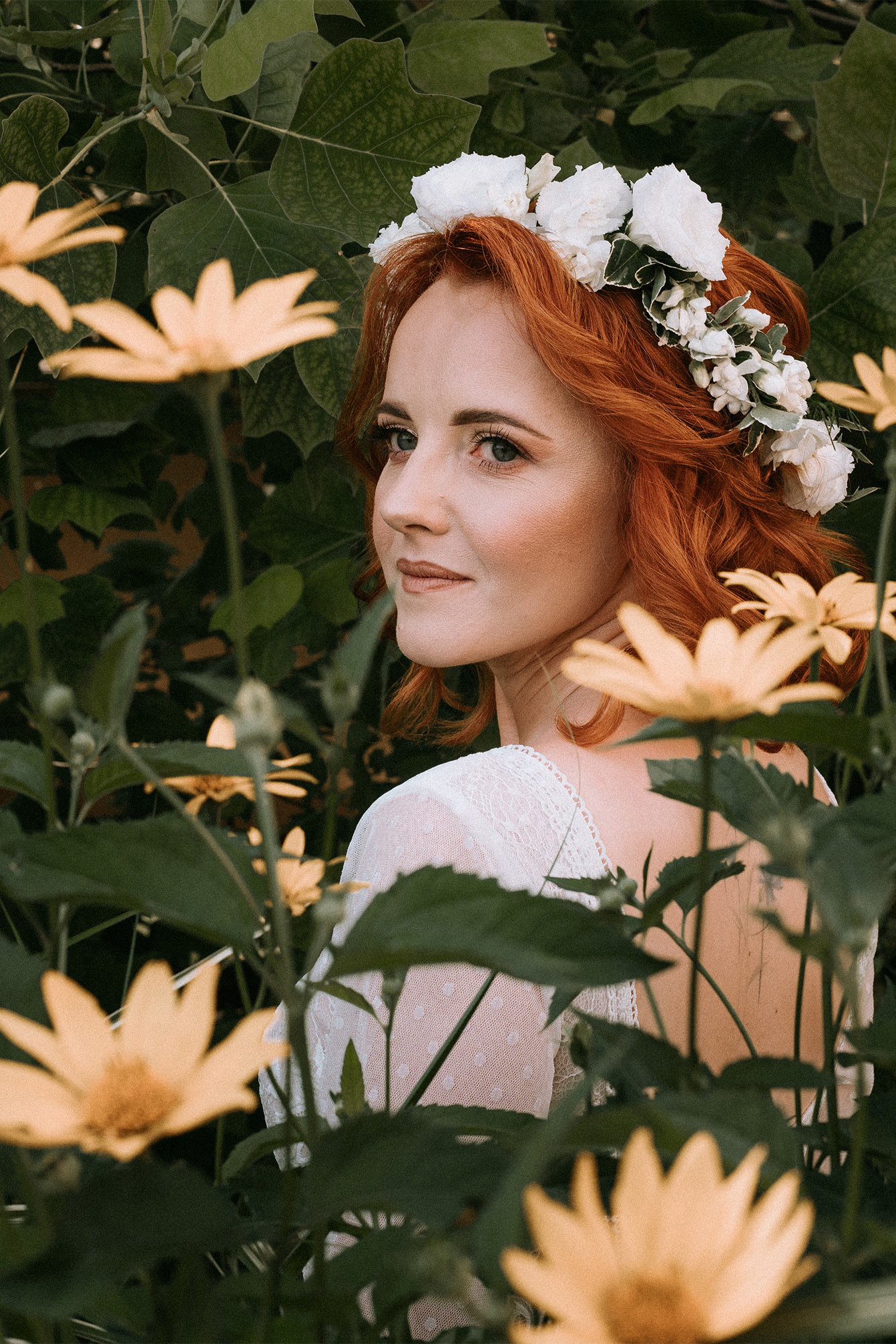 Panna młoda w otoczeniu kwiatów